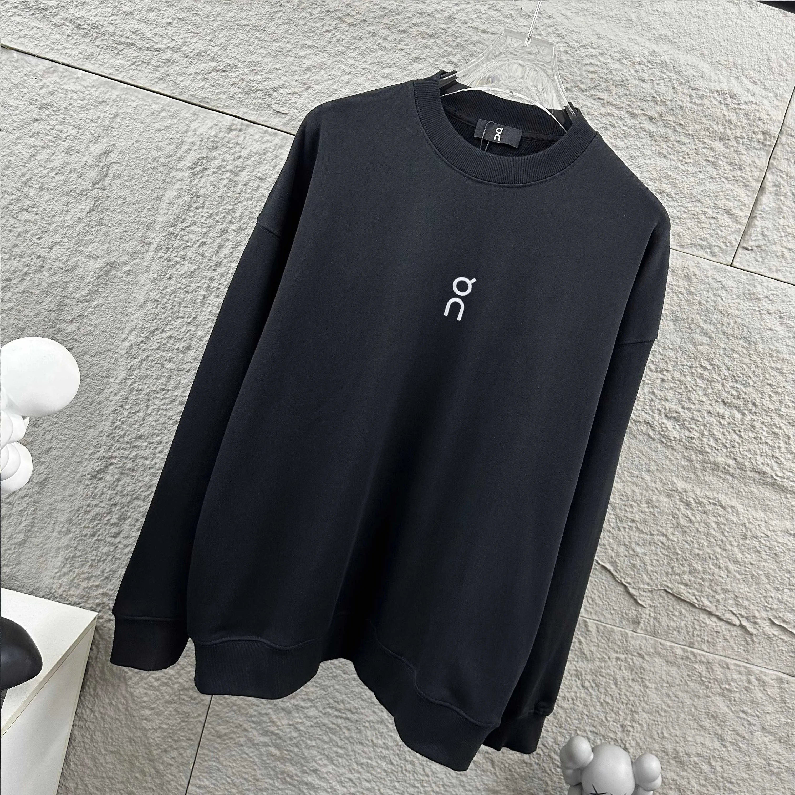 On*running* Early Autumn and Winter New Arrival Classic letter totem embroidery + heat transfer process Customized terry fabric Long-sleeved round neck sweatshirt Men and women Same Style Color: Black White Size: S (90-130 pounds) M (120-150 pounds) L (140-165 pounds) XL (160-180 pounds) XXL (180 pounds)